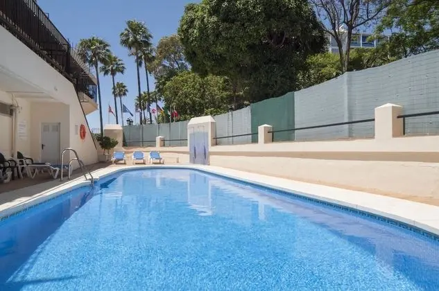 Eden Roc BeachFront Apartments - Havuz