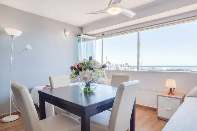Eden Roc BeachFront Apartments - Oda