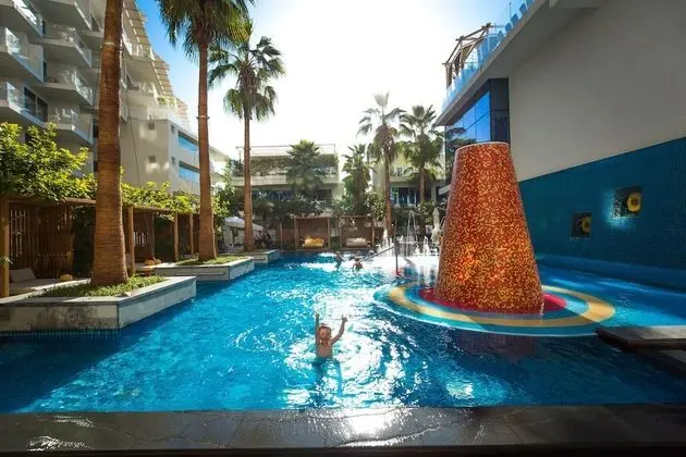 Eden's Dubai - FIVE Residences - Havuz
