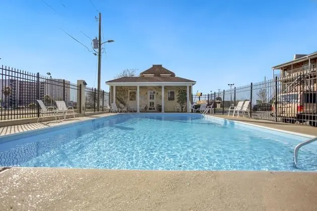 Edgewater Inn - Havuz
