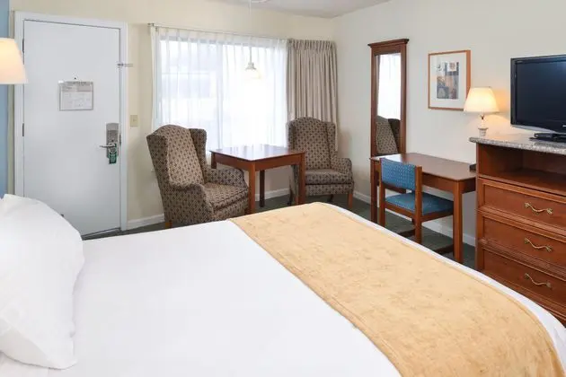 Edgewater Inn And Suites