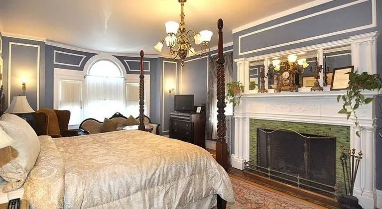 Edgewood Manor Inn Bed and Breakfast
