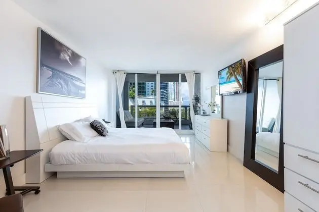 Edgy and Modern Condo on the Bay - Oda