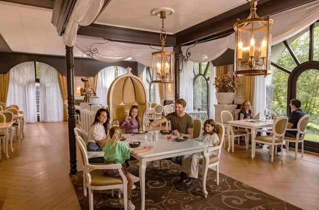 Efteling Hotel - Theme Park Tickets Included - Yerinde Yemek