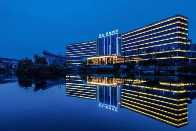EGRET ISLAND LAKESIDE HOTEL