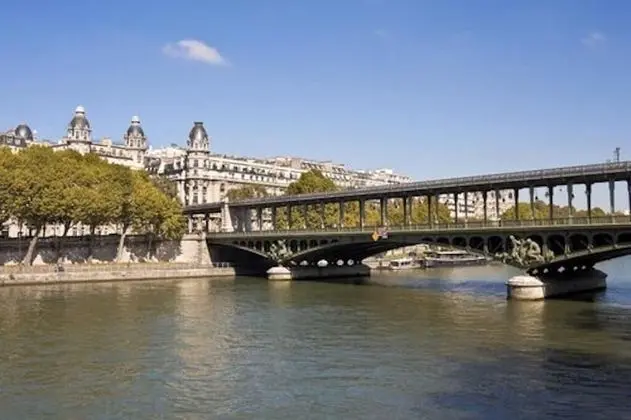 Eiffel Tower Saint Residence