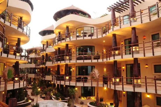 El Taj Ocean Front and Beachside Condo Hotel