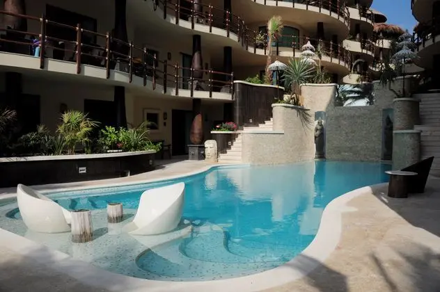 El Taj Ocean Front and Beachside Condo Hotel - Havuz