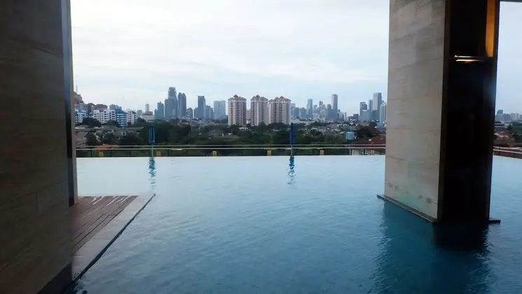 Elegant 1BR Apartment at Kemang Mansion - Havuz