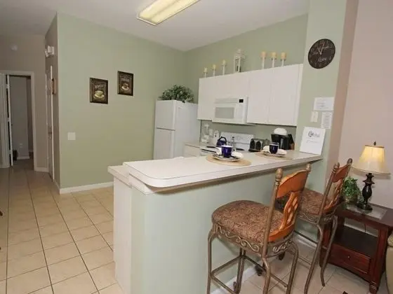 Elegant 3 Bedroom 3 Bath Town House in Windsor Palms Resort - Mutfak