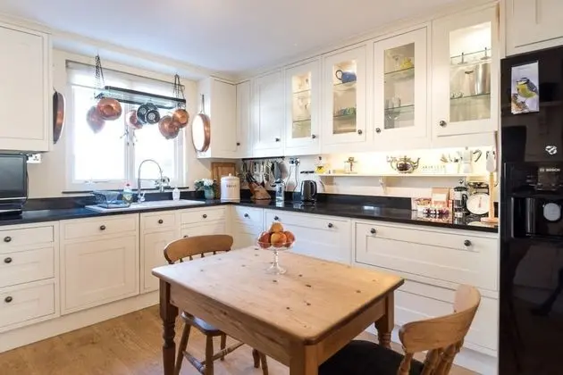 Elegant 3 Bedroom Home Located in South Kensington - Mutfak