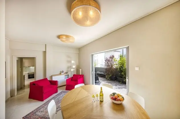 Elegant and Airy Apartment One Stop from City Center by VillaRentalsgr