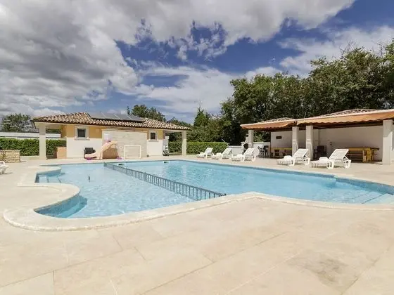 Elegant Apartment in Banjole near Fratarski Otok Island