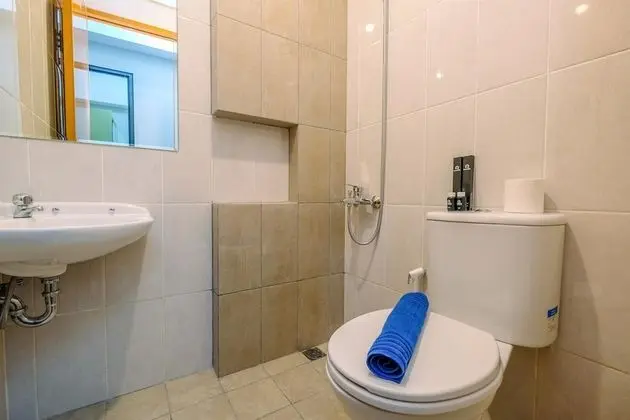 Elegant and Comfort 2BR at Royal Heights Apartment - Banyo Tipleri