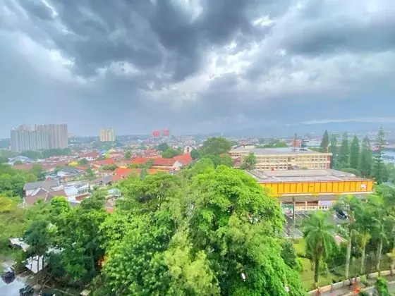 Elegant And Comfy 1Br At Dago Suites Apartment
