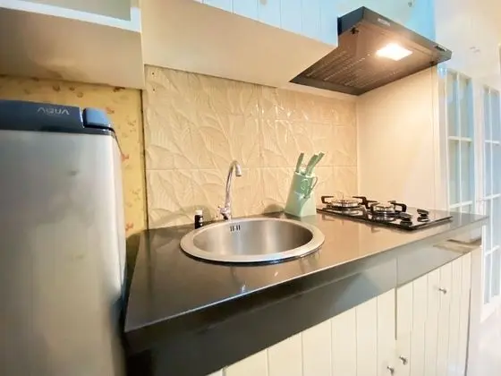 Elegant And Comfy 1Br At Dago Suites Apartment - Mutfak