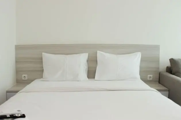 Elegant And Comfy Studio At Grand Kamala Lagoon Apartment - Oda