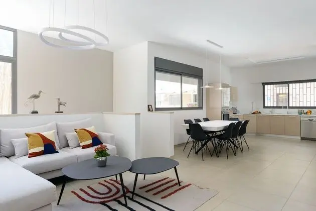 Elegant Duplex with XL Patio by FeelHome - Oda Düzeni