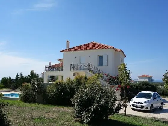 Elegant Villa in Evangelismos with Pool & Garden near Sea Beach - Dış Mekan