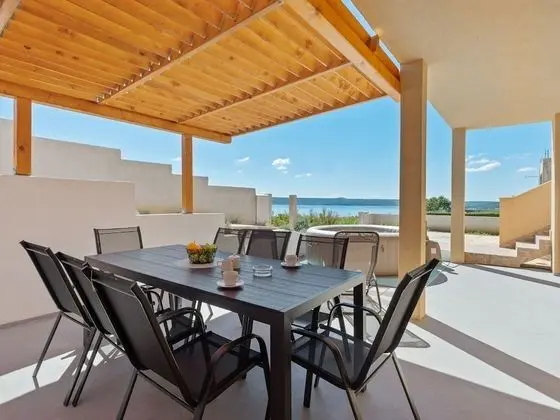 Elegant Holiday Home in Maslenica with Hot Tub - Öne Çıkan Resim