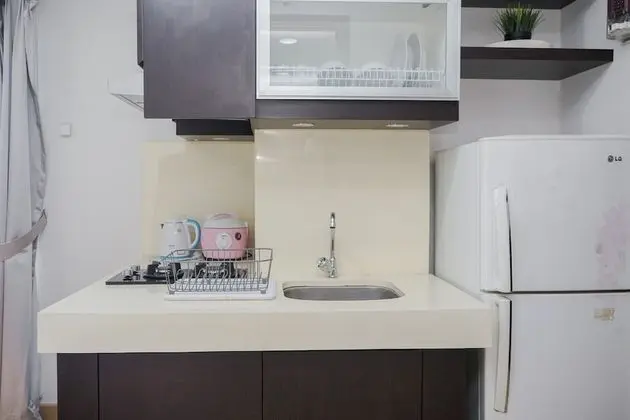 Elegant and Homey Studio at Casa De Parco Apartment BSD City - Mutfak