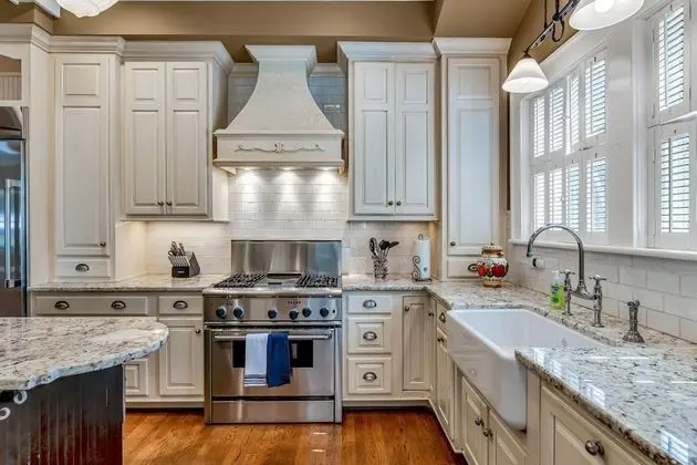 Elegant House with Patio in Greensboro - Mutfak
