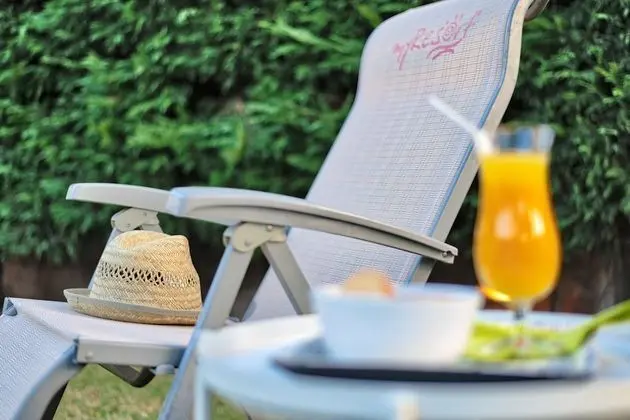 Elegant Maisonette Garden near Beach - Dış Mekan