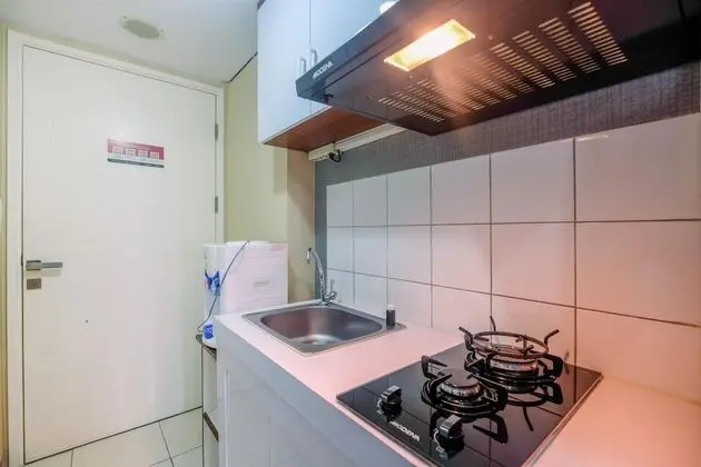 Elegant and Nice Studio at Springlake Sumarecon Apartment - Mutfak