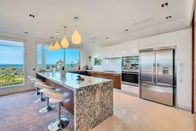Elegant Sea-View Villa on the Northshore - Mutfak