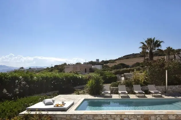 Elegant villa, sea views, designer renovation by VillaRentalsgr - Havuz