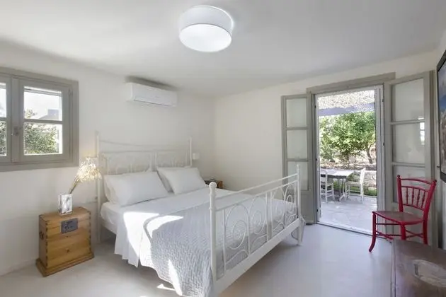 Elegant villa, sea views, designer renovation by VillaRentalsgr - Oda