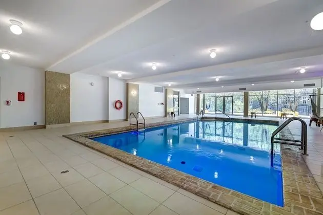 Elegant Studios and Apartments Montreal - Havuz