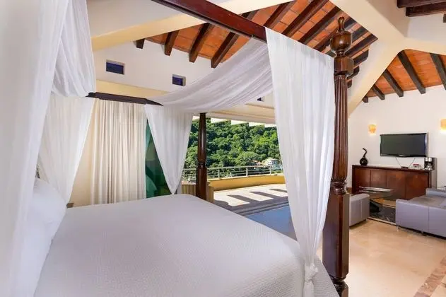 Elegant Suite With Beach View