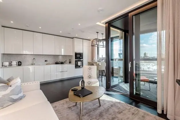 Elegant Two Bedroom Apartment With Winter Garden