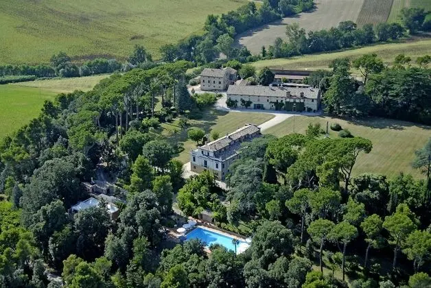 Elegante Appartamento in Villa con Piscina
