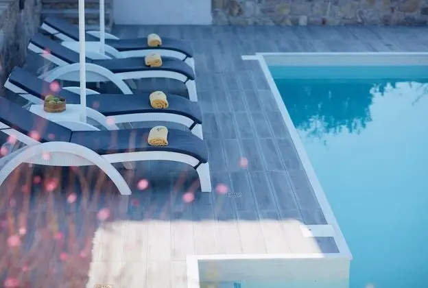 Eleia Seafront Suites & Villas - Havuz