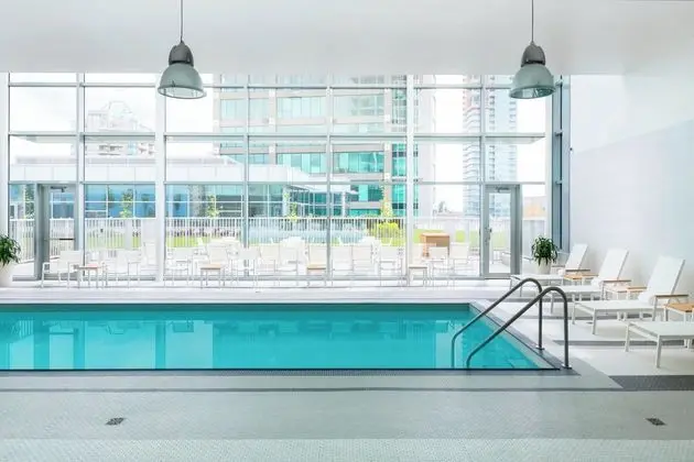 Element Vancouver Metrotown - Havuz