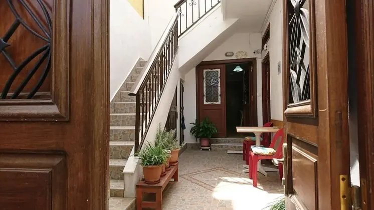 Eleni Rooms - Lobi