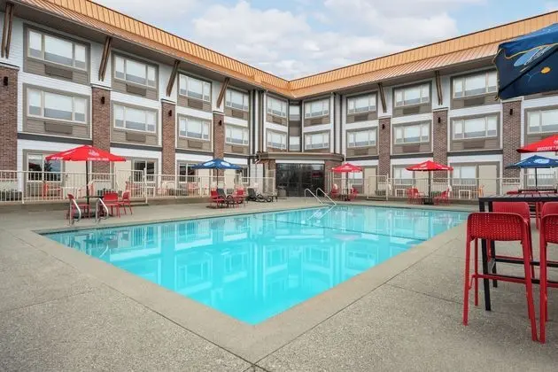 Elk Lake Inn Suites Victoria - Havuz