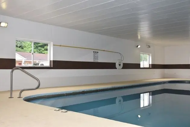 Elkins Economy Inn - Havuz