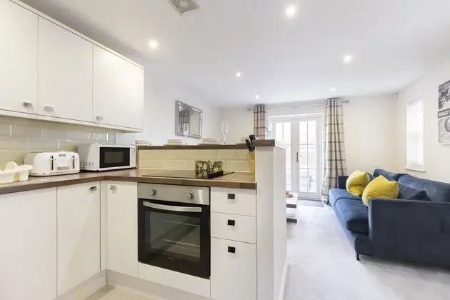 Elliot Oliver - 2 Bedroom Garden Apartment - Mutfak