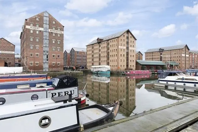 Elliot Oliver - 2 Bedroom Stylish Apartment In The Docks