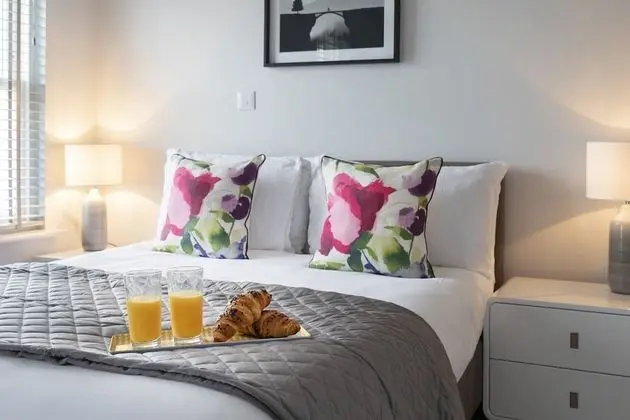 Elliot Oliver - Luxury 3 Bedroom Town Centre Apartment