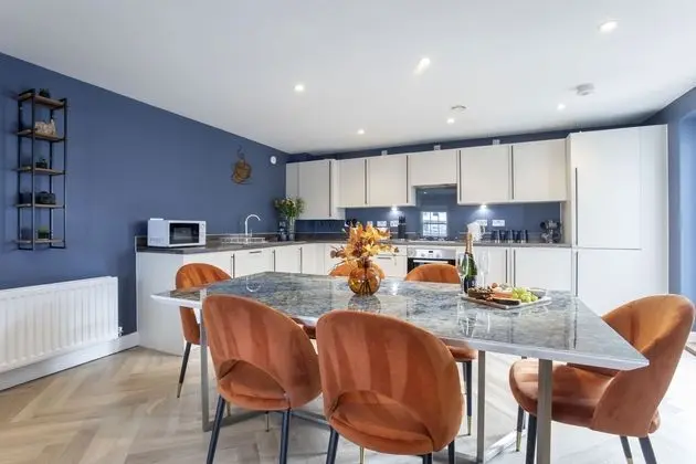 Elliot Oliver - Luxury 3 Bedroom Town Centre Apartment - Yerinde Yemek