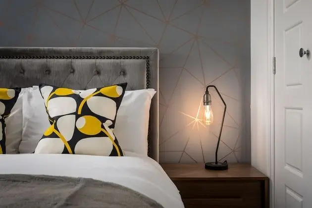 Elliot Oliver - Modern 2 Bedroom Town Centre Apartment
