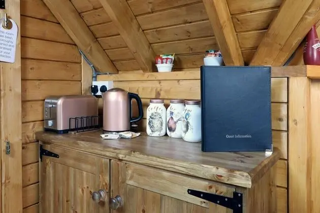 Elsay MAY Luxury Hot Tub Lodges Exclusively for Couples Over 25yrs and dog Friendly - Oda