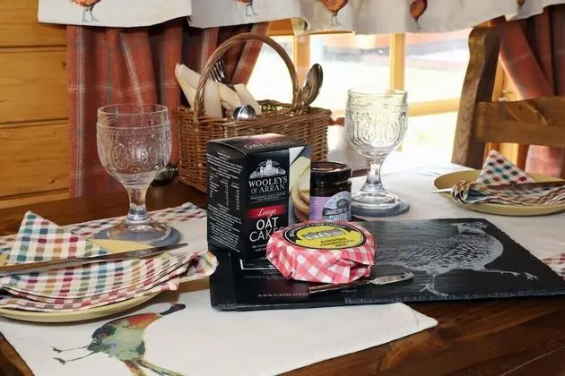 Elsay MAY Luxury Hot Tub Lodges Exclusively for Couples Over 25yrs and dog Friendly - Oda Düzeni