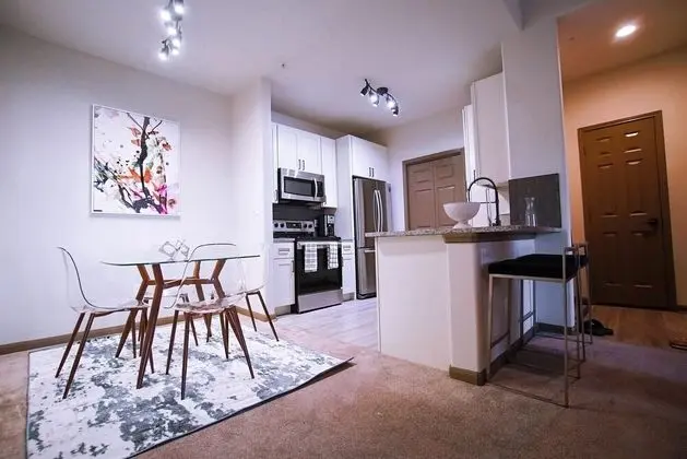 The Elvis Presley Urban Luxury Apts Austin - Yerinde Yemek