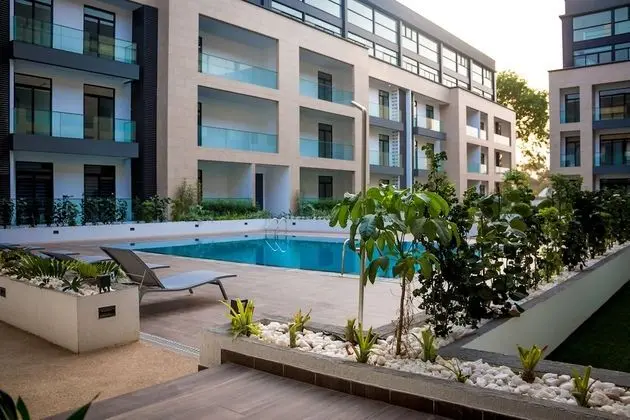 Embassy Gardens Premier Suites - Havuz