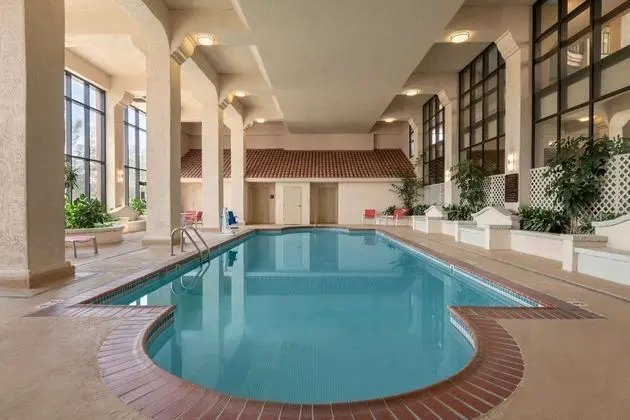 Embassy Suites Baton Rouge - Havuz